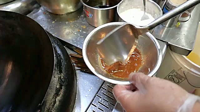 پخت مارماهی بزرگ در غرفه غذای خیابانی نیویورک