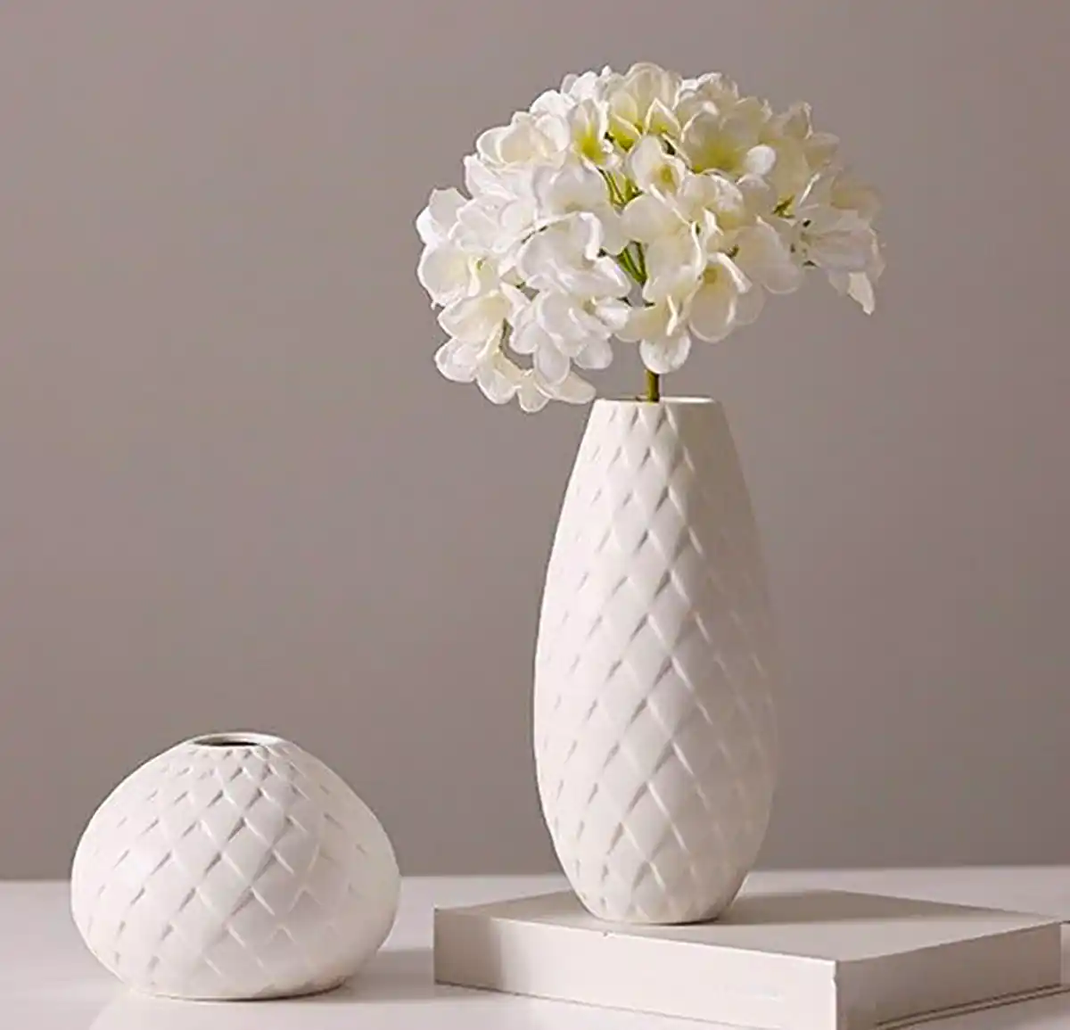 گلدان دکوراتیو سفید مینیمال