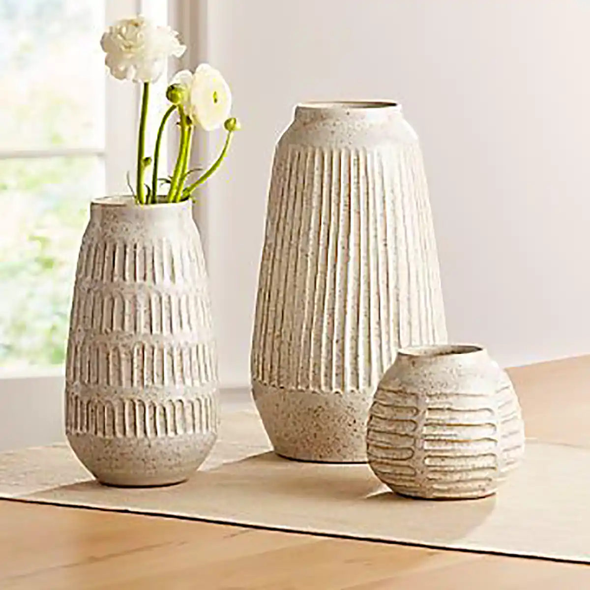 گلدان دکوراتیو سفید مینیمال