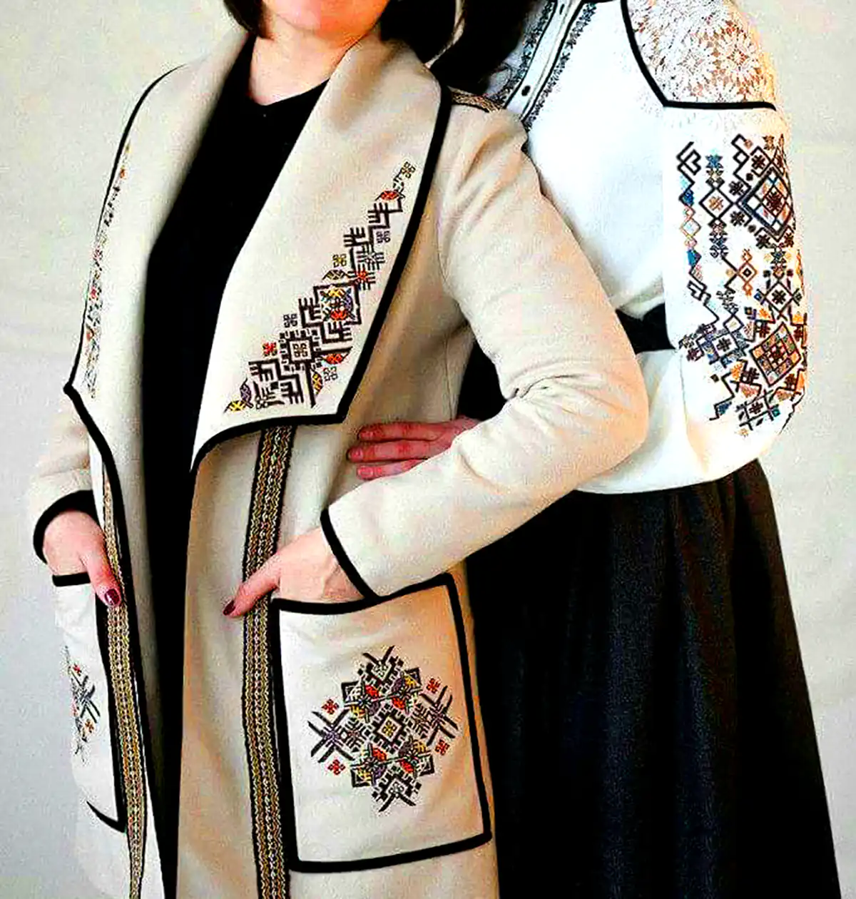 مانتو لاکچری رنگ روشن