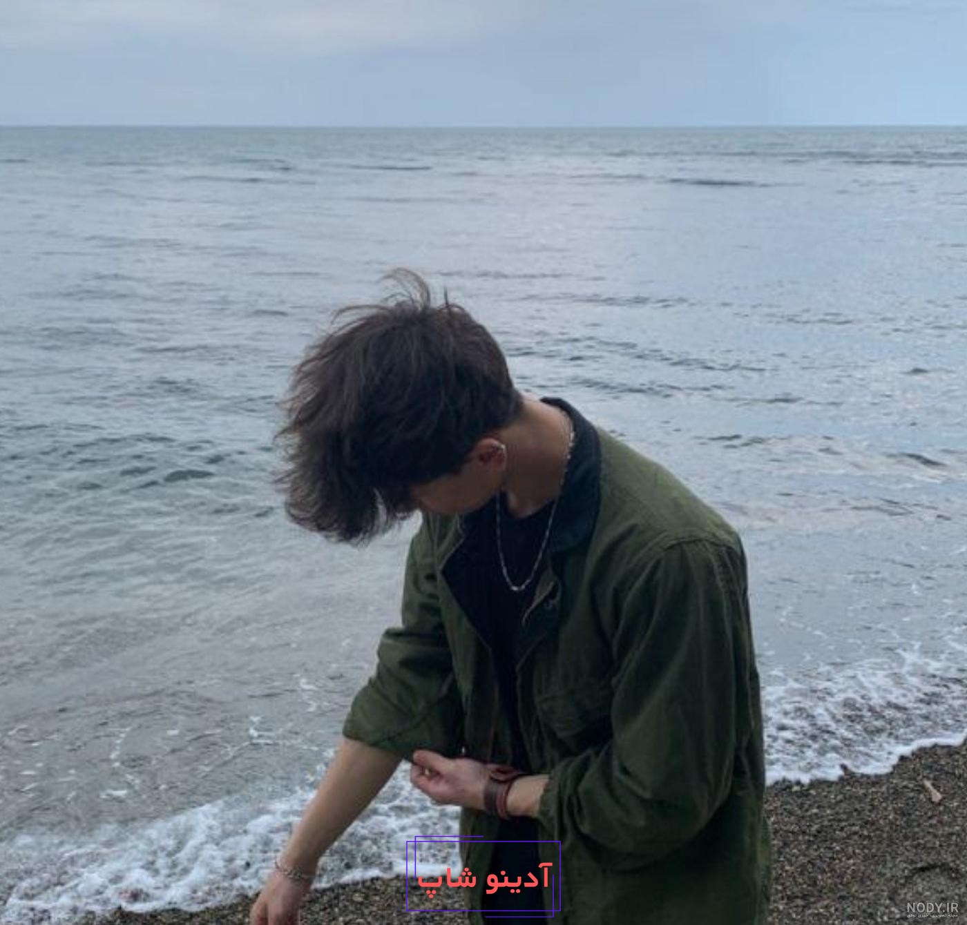 عکس پسر کنار دریا