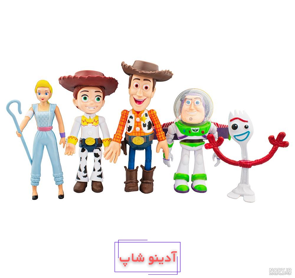 مدل لباس گاوچران پرتره مرد جوانی که کلاه گاوچرانی بر سر دارد و در حالی که  در مقابل پس زمینه خاکستری ایستاده است به پایین نگاه می کند 1231602