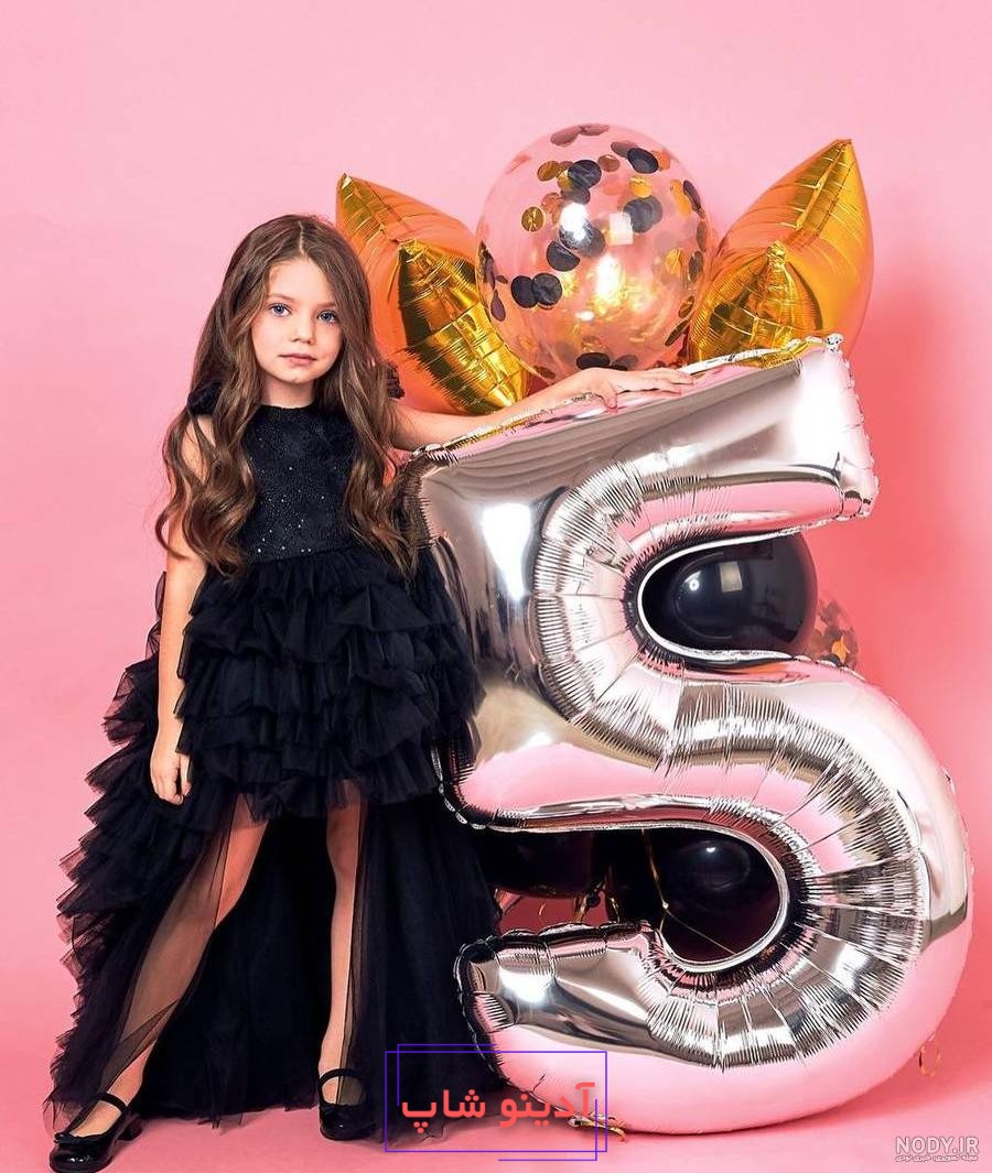 ژست عکس کودک با کیک تولد