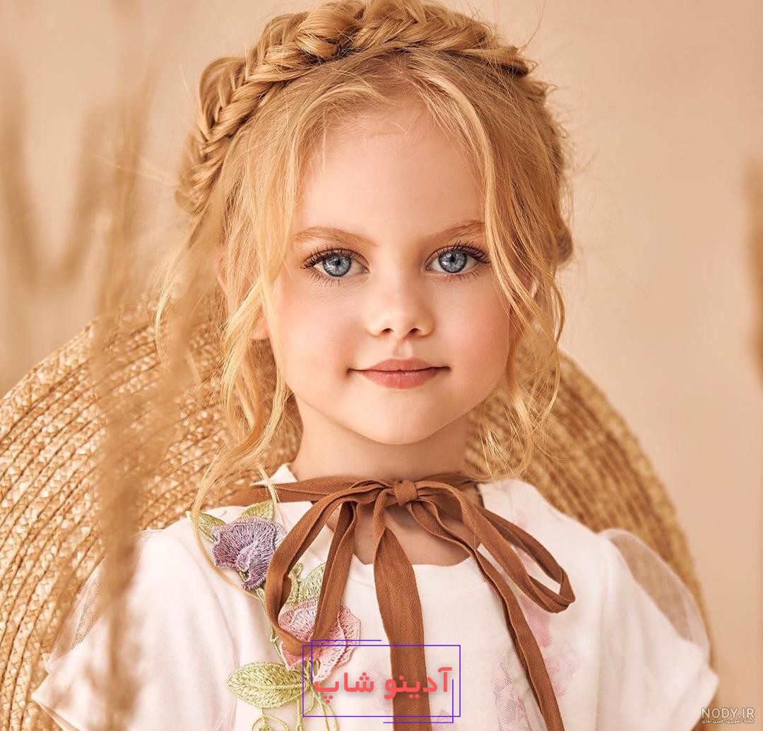 ژست عکس کودکانه دختر