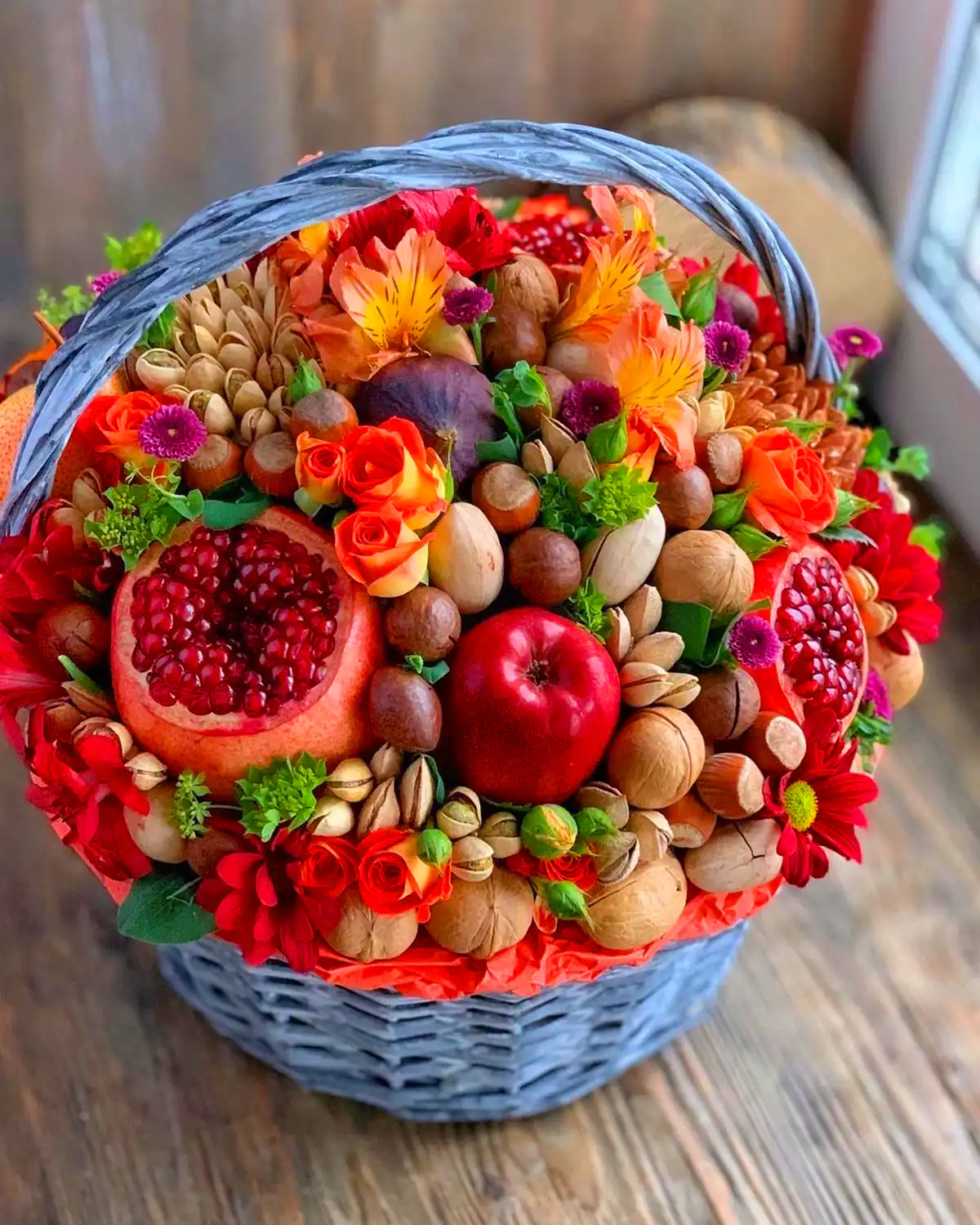 سبد میوه تزیین شده