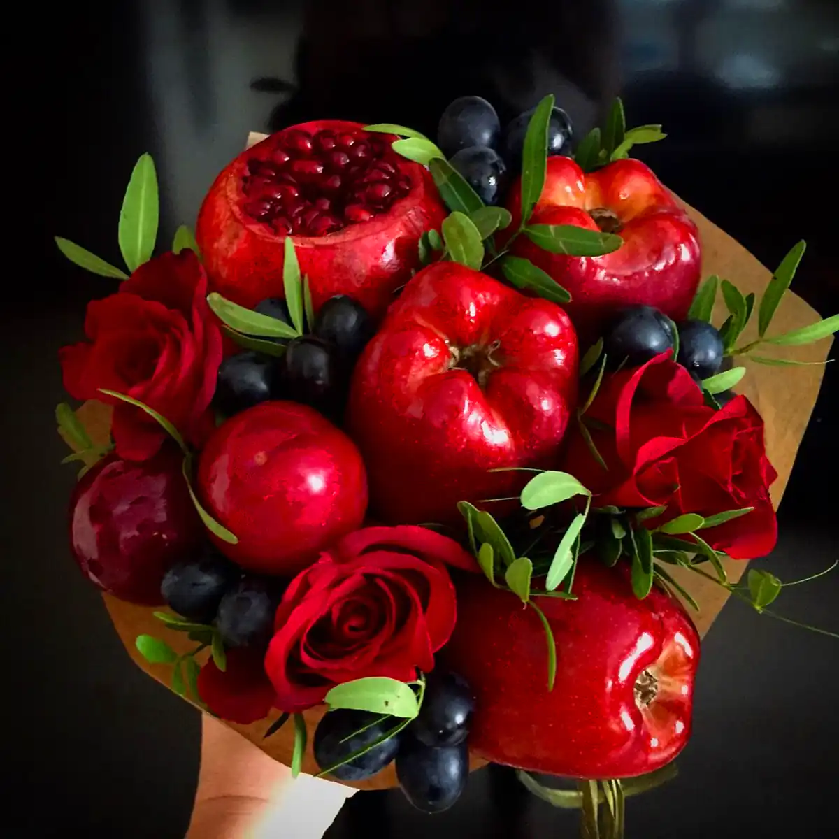سبد میوه تزیین شده