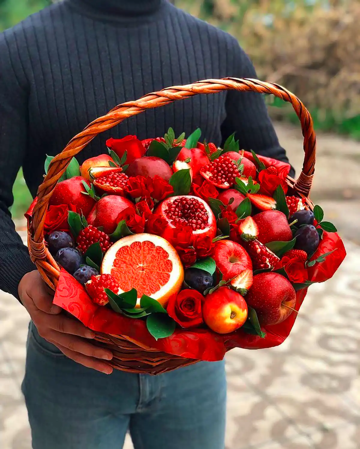 سبد میوه تزیین شده