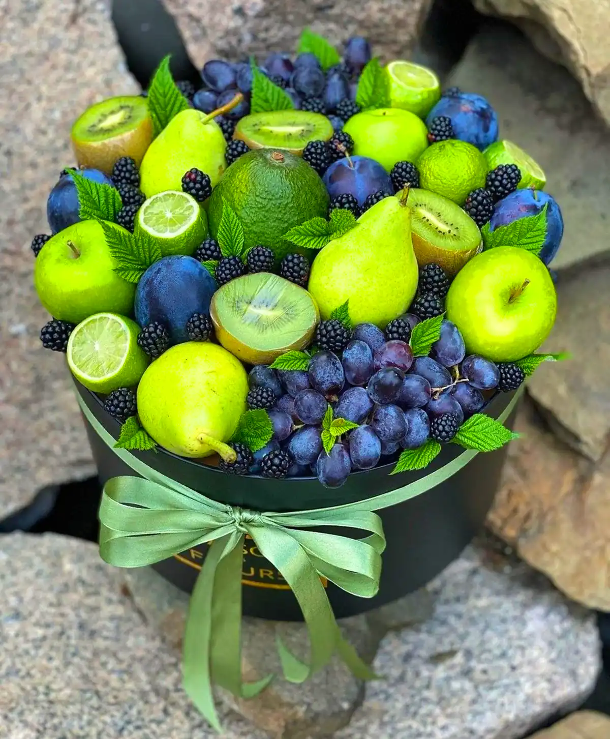 سبد میوه تزیین شده