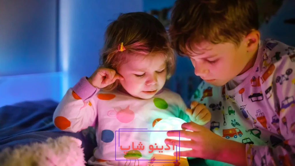 آموزش استفاده از چراغ روشنایی به کودک برای لحظات بی‌برق