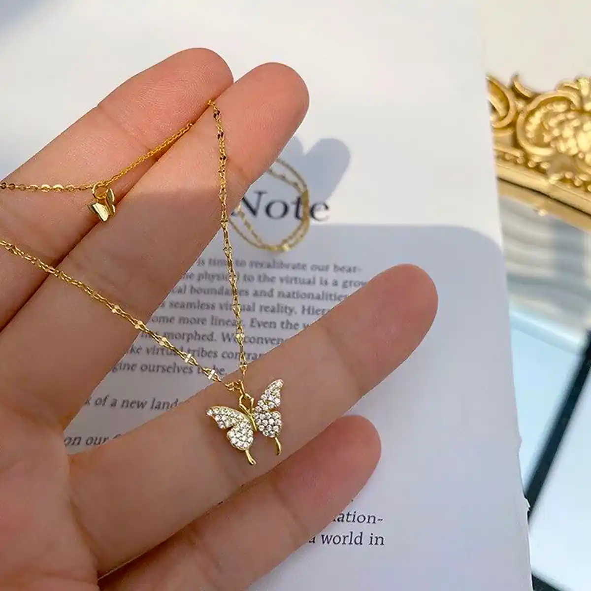 تو گردنی پروانه ای زیبا