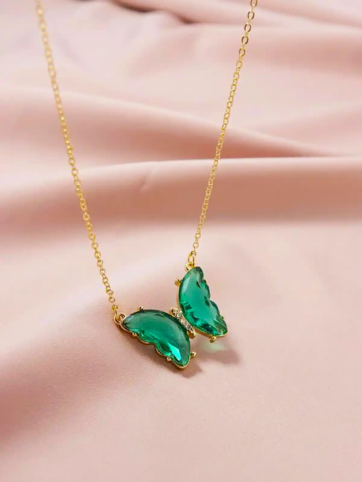 تو گردنی پروانه ای زیبا