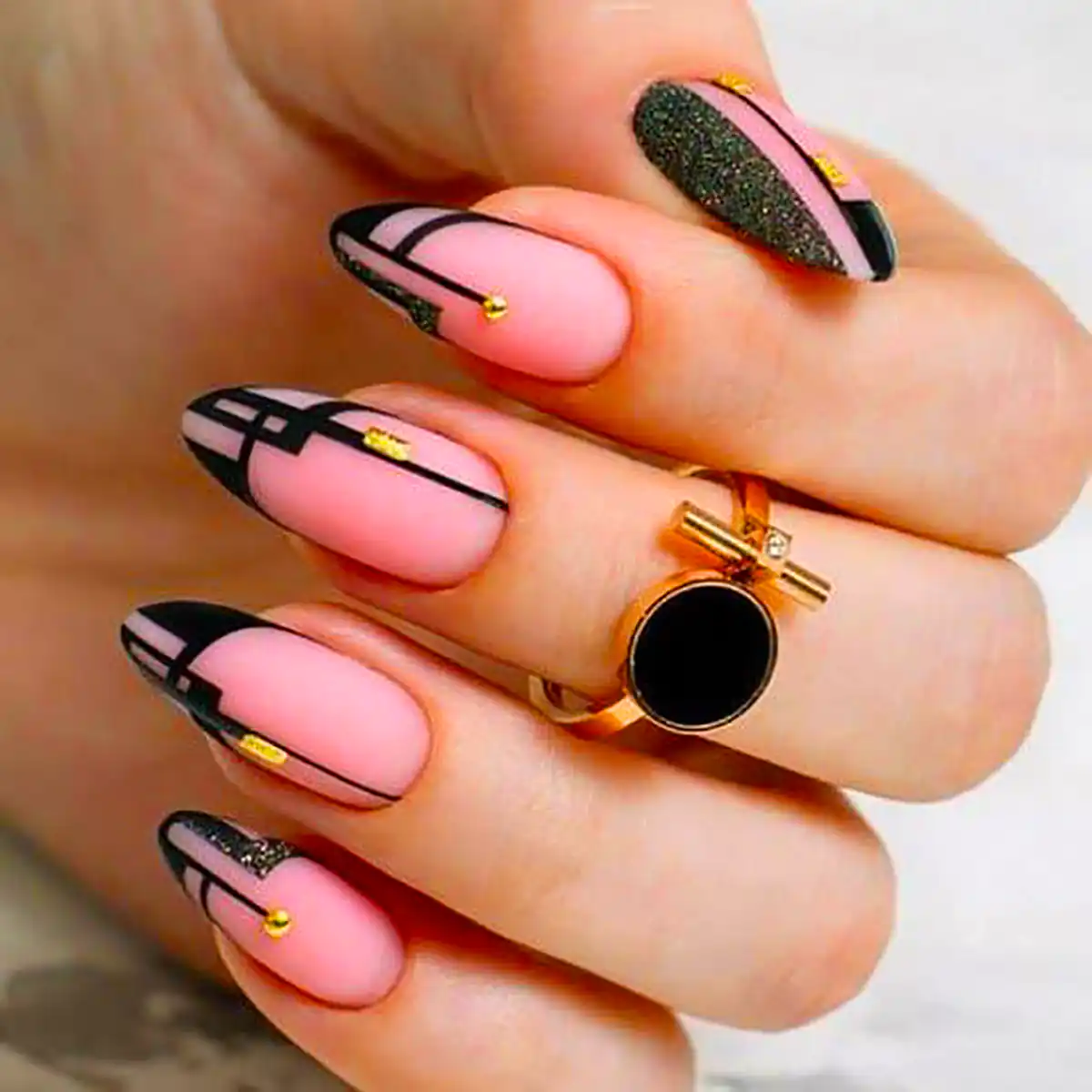 طراحی ناخن با تم مشکی