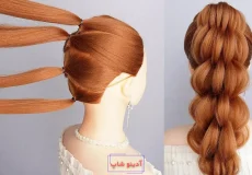 آموزش مرحله به مرحله بافت موی مجلسی حجیم با کش چهل گیس؛ تصویر چپ تقسیم بندی چهار تایی دم اسبی و تصویر راست مدل موی نهایی زنجیری پف دار.