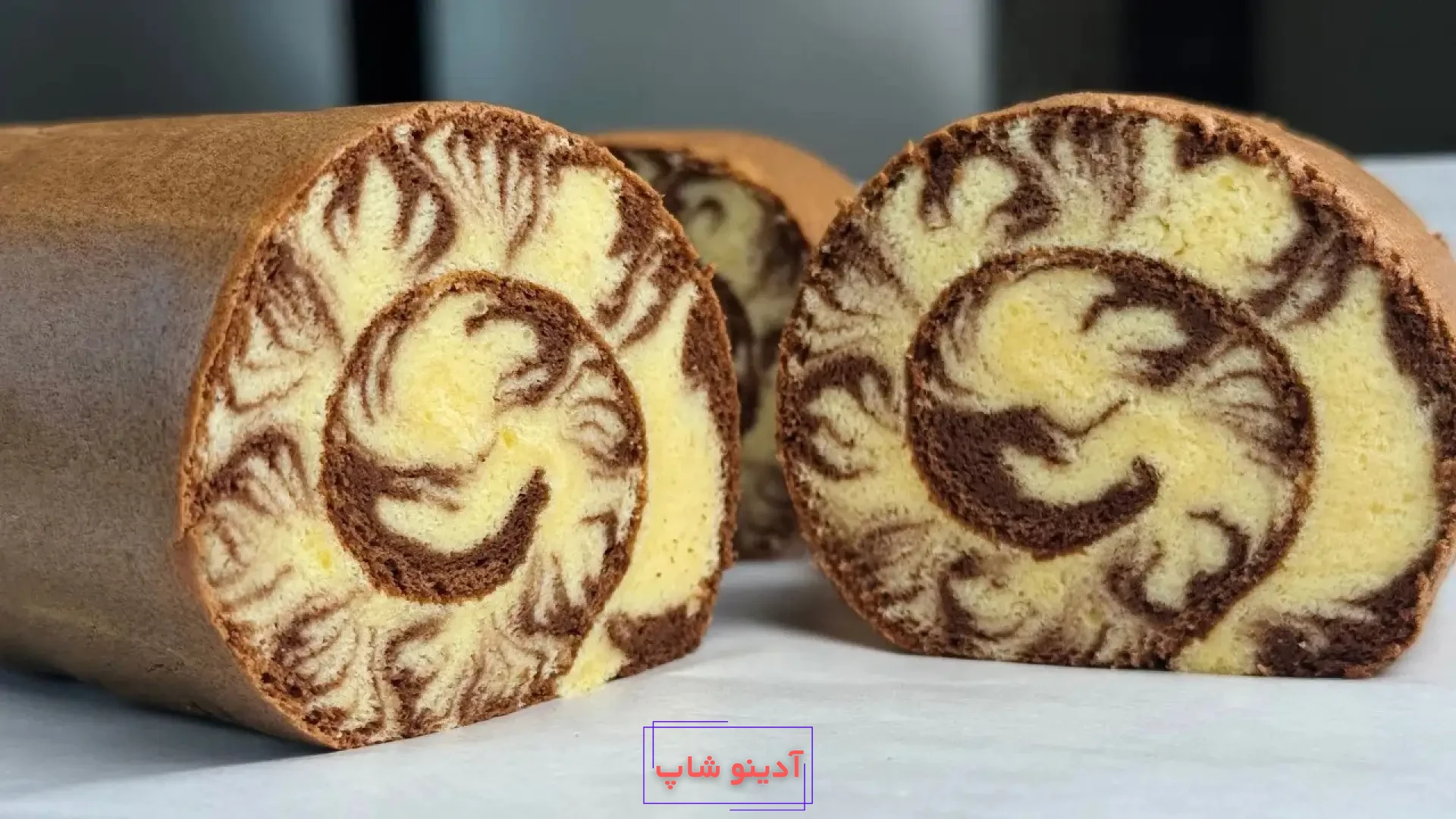 کیک رولت دو رنگ وانیلی و شکلاتی با طرح طوفانی و بافت اسفنجی نرم