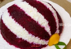 تزیین سالاد لبو روسی به شکل گنبدی با نوارهای راه راه قرمز و سفید و گل فلفل دلمه‌ای