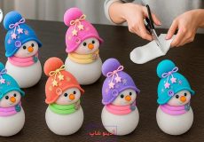 مراحل ساخت پنج عروسک آدم برفی با کلاه‌های رنگی از جوراب و برش جوراب سفید با قیچی