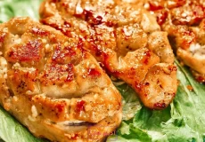 طرز تهیه سینه مرغ گریل شده با سس سیر و عسل براق و کاراملی سرو شده روی برگ کاهو