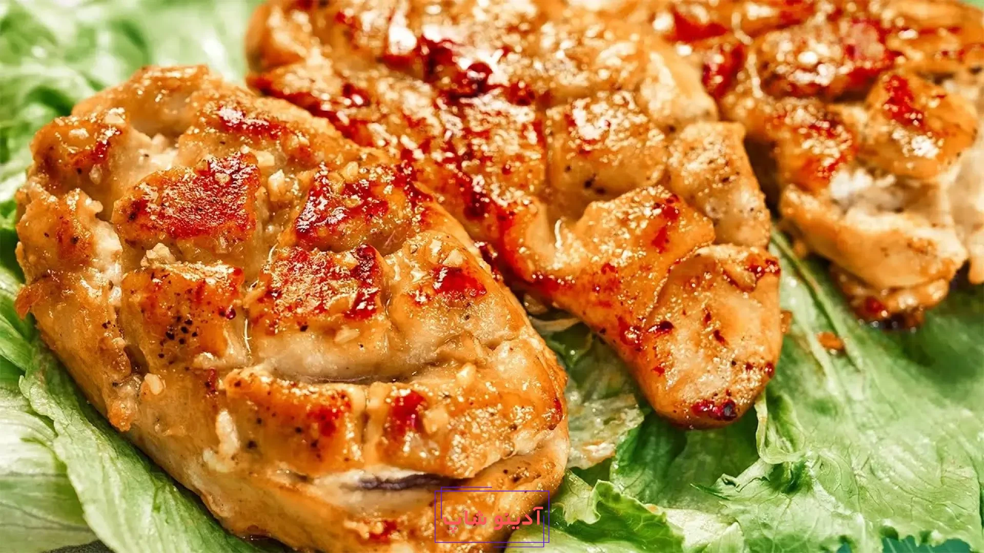 طرز تهیه سینه مرغ گریل شده با سس سیر و عسل براق و کاراملی سرو شده روی برگ کاهو