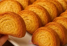 بافت داخلی و لایه‌لایه نان کروسان رولی خانگی با رنگ طلایی و مغز پخت