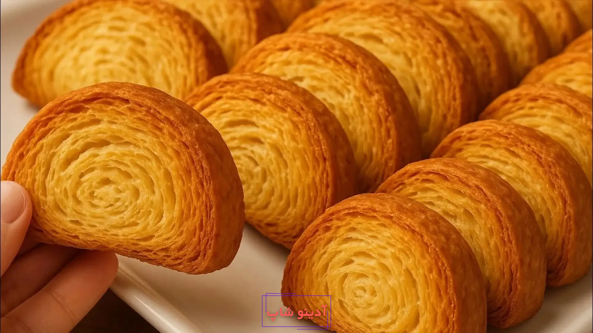 بافت داخلی و لایه‌لایه نان کروسان رولی خانگی با رنگ طلایی و مغز پخت