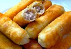 پیراشکی گوشت لوله ای سرخ شده با پوسته طلایی و ترد و مغز گوشت چرخ کرده و پیاز