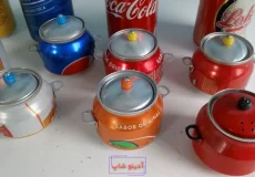 مجموعه‌ای از قابلمه‌های مینیاتوری دست‌ساز رنگارنگ ساخته شده با بازیافت قوطی‌های فلزی نوشابه
