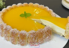 کیک شارلوت پرتقالی یخچالی با دیواره بیسکویت لیدی فینگر و روکش ژله ای براق پرتقال و تزیین پودر نارگیل