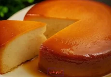 برش کیک کرم کارامل خانگی (فلن کیک) با بافت دو لایه لطیف و سس کاراملی براق