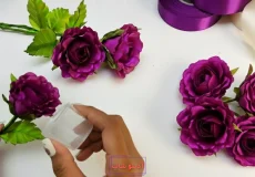 مراحل ساخت گل رز بنفش با روبان ساتن و مونتاژ برگ و ساقه روی میز کار
