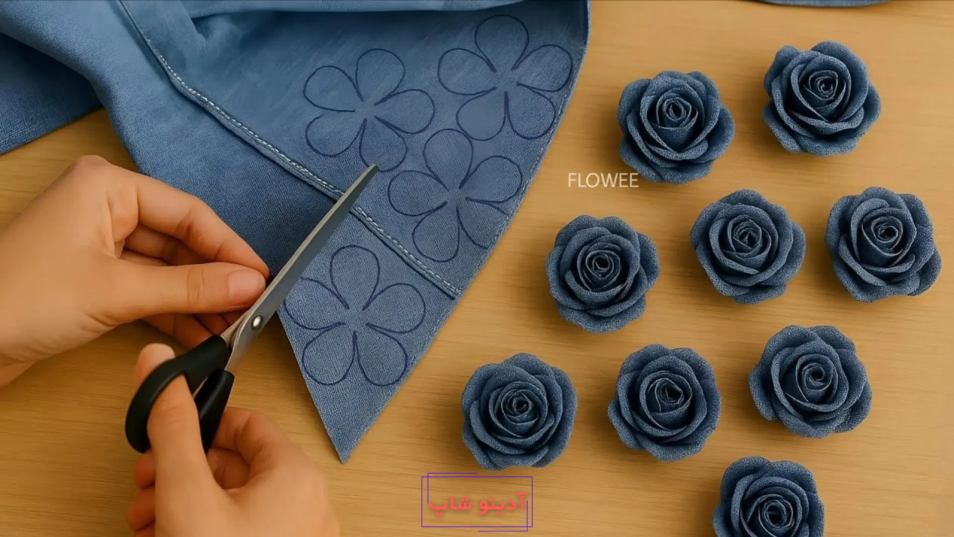 برش الگوی گل پنج پر روی پارچه لی آبی برای ساخت گل رز پارچه‌ای دست‌ساز