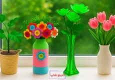 چهار مدل کاردستی گلدان و گل دست‌ساز با استفاده از دکمه‌های رنگی، کاغذ، کاموا و بطری پلاستیکی روی لبه پنجره
