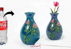 مراحل تبدیل بطری پلاستیکی نوشابه به گلدان سرمه‌ای رنگ با گل‌های رز برجسته صورتی