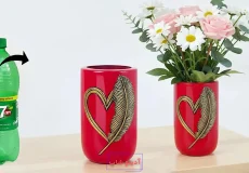 تبدیل بطری سبز نوشابه به گلدان استوانه‌ای قرمز رنگ با طرح برجسته قلب و پر طلایی