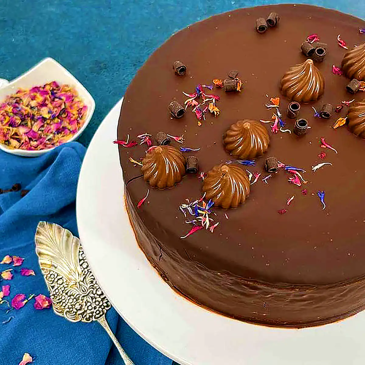 کیک تولد خوشمزه شکلاتی