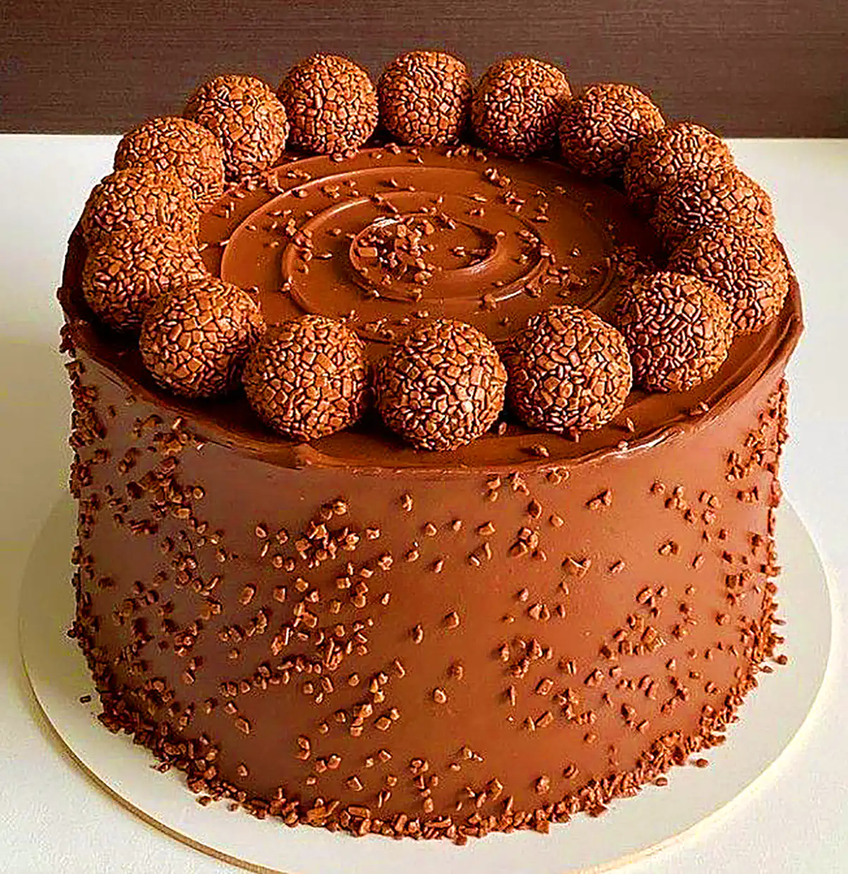 کیک تولد خوشمزه شکلاتی
