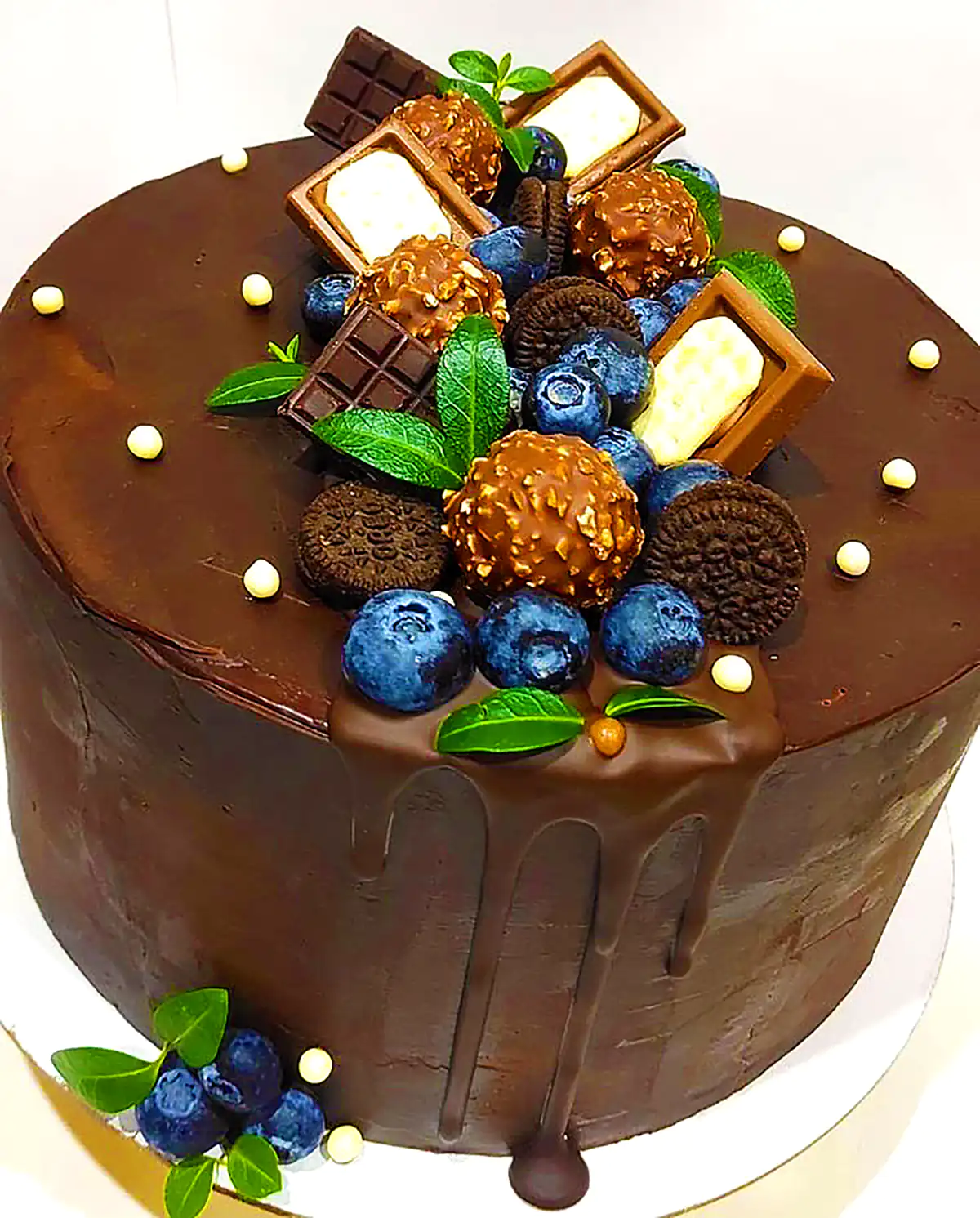 کیک تولد خوشمزه شکلاتی