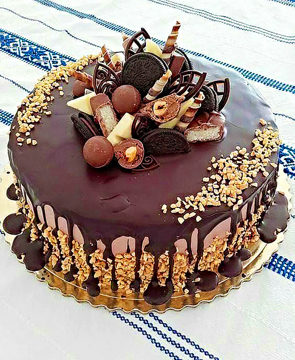 کیک تولد خوشمزه شکلاتی