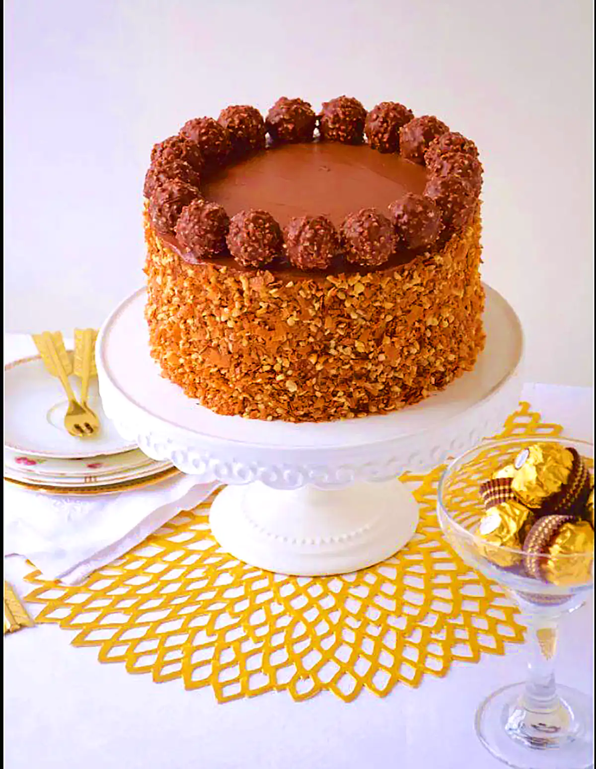 کیک تولد خوشمزه شکلاتی