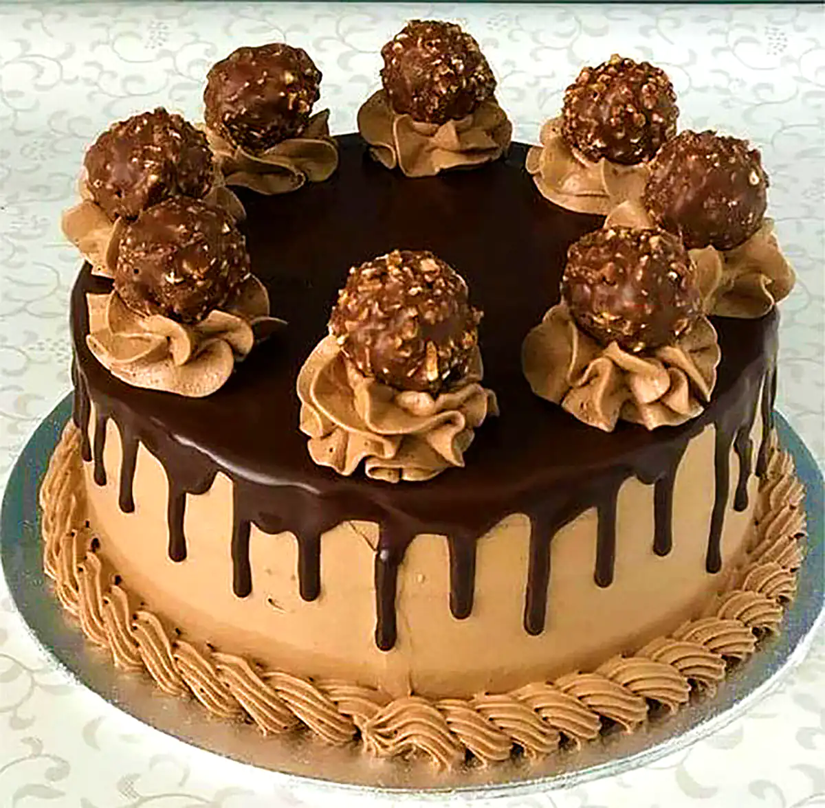 کیک تولد خوشمزه شکلاتی