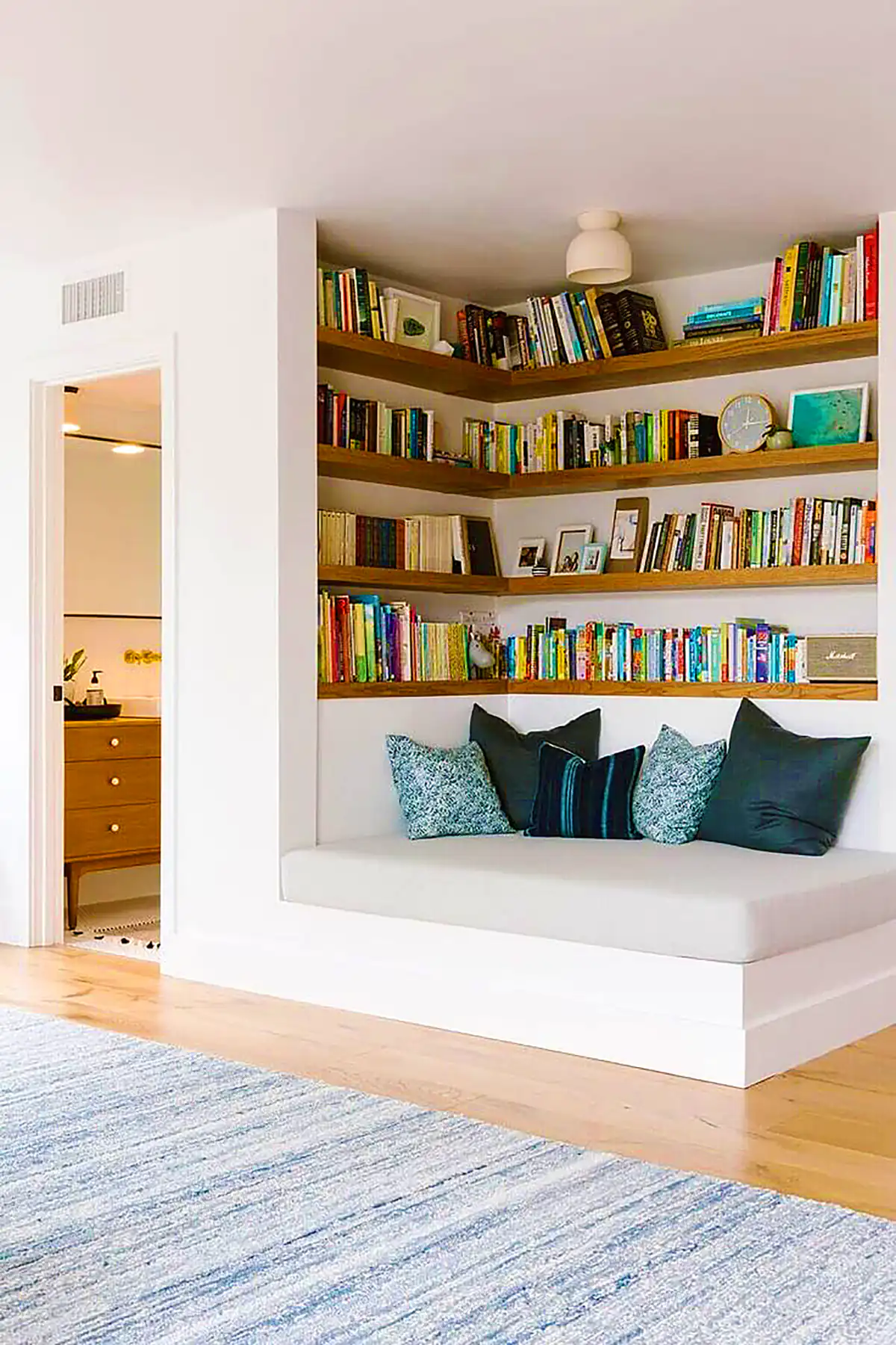 نشیمن دنج و مدرن کتابخوانی