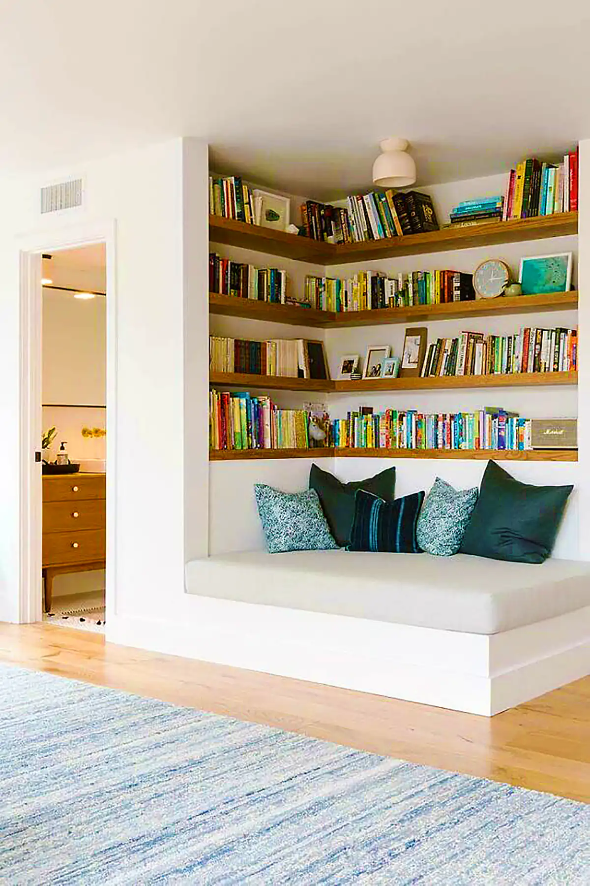 نشیمن دنج و مدرن کتابخوانی