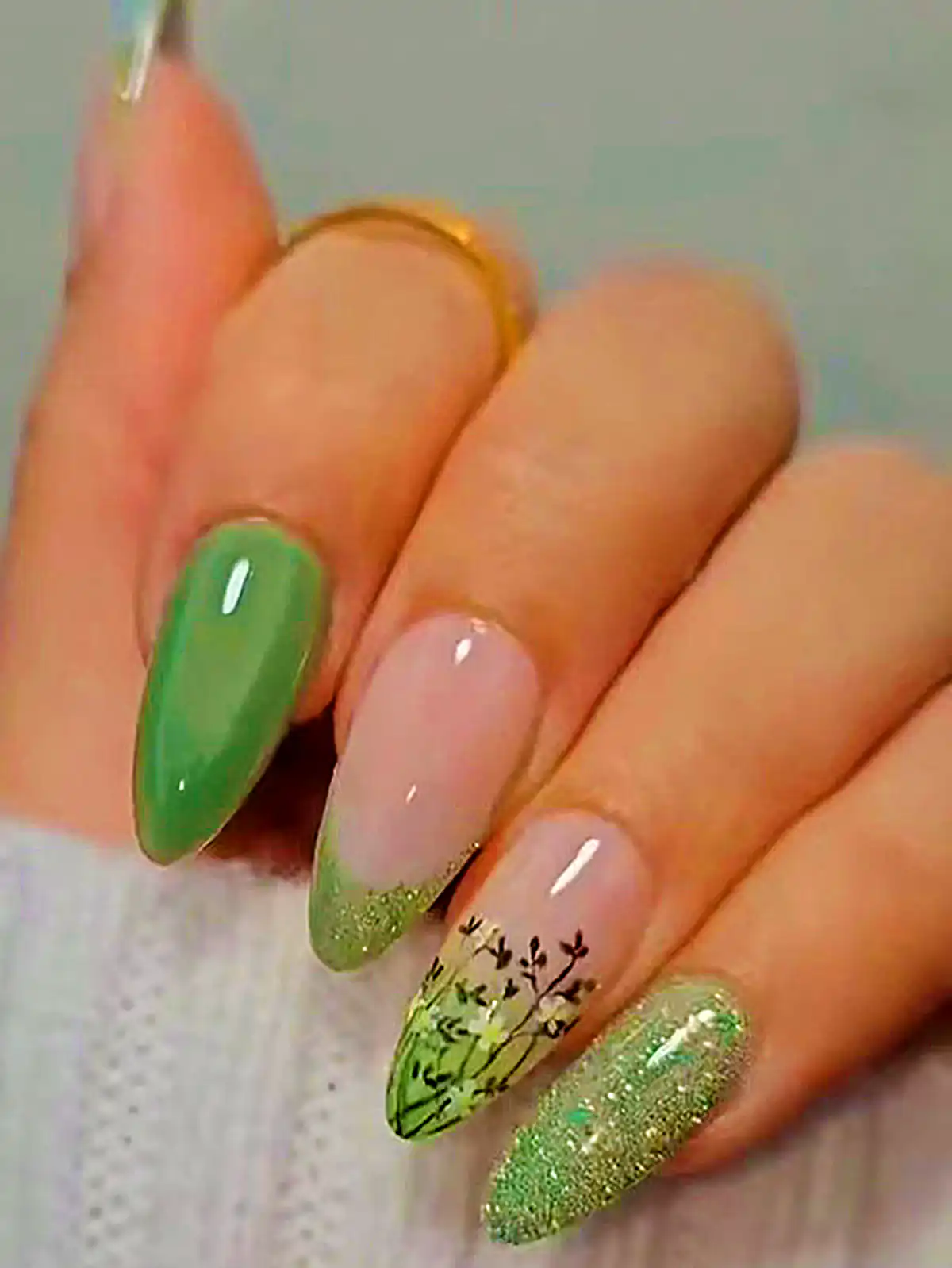 طراحی ناخن سبز مینیمال