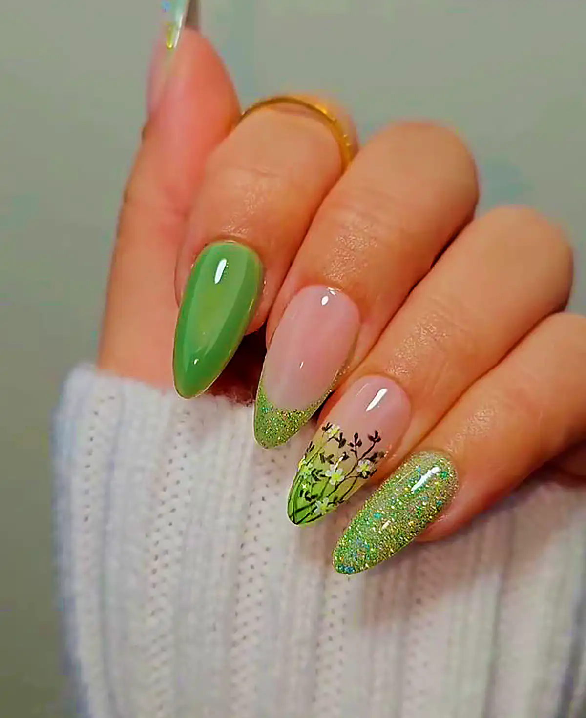 طراحی ناخن سبز مینیمال