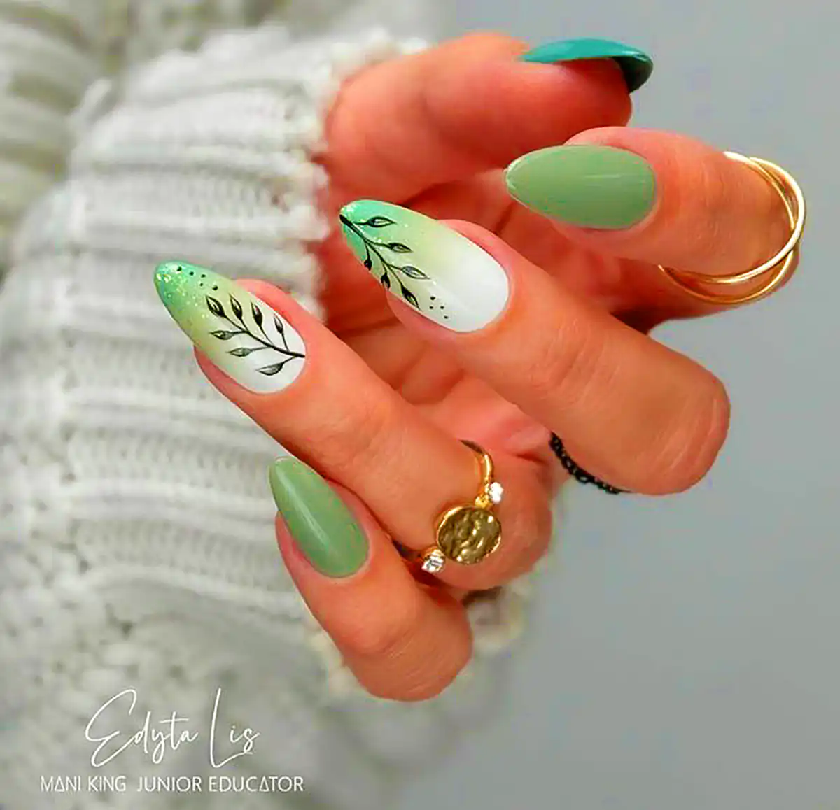 طراحی ناخن سبز مینیمال