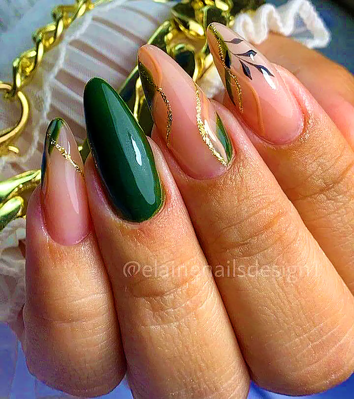 طراحی ناخن سبز مینیمال