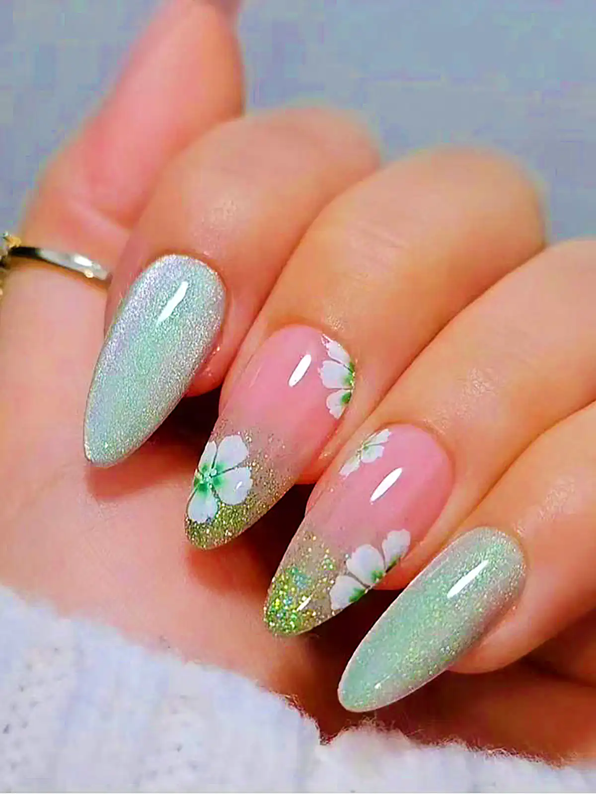 طراحی ناخن سبز مینیمال