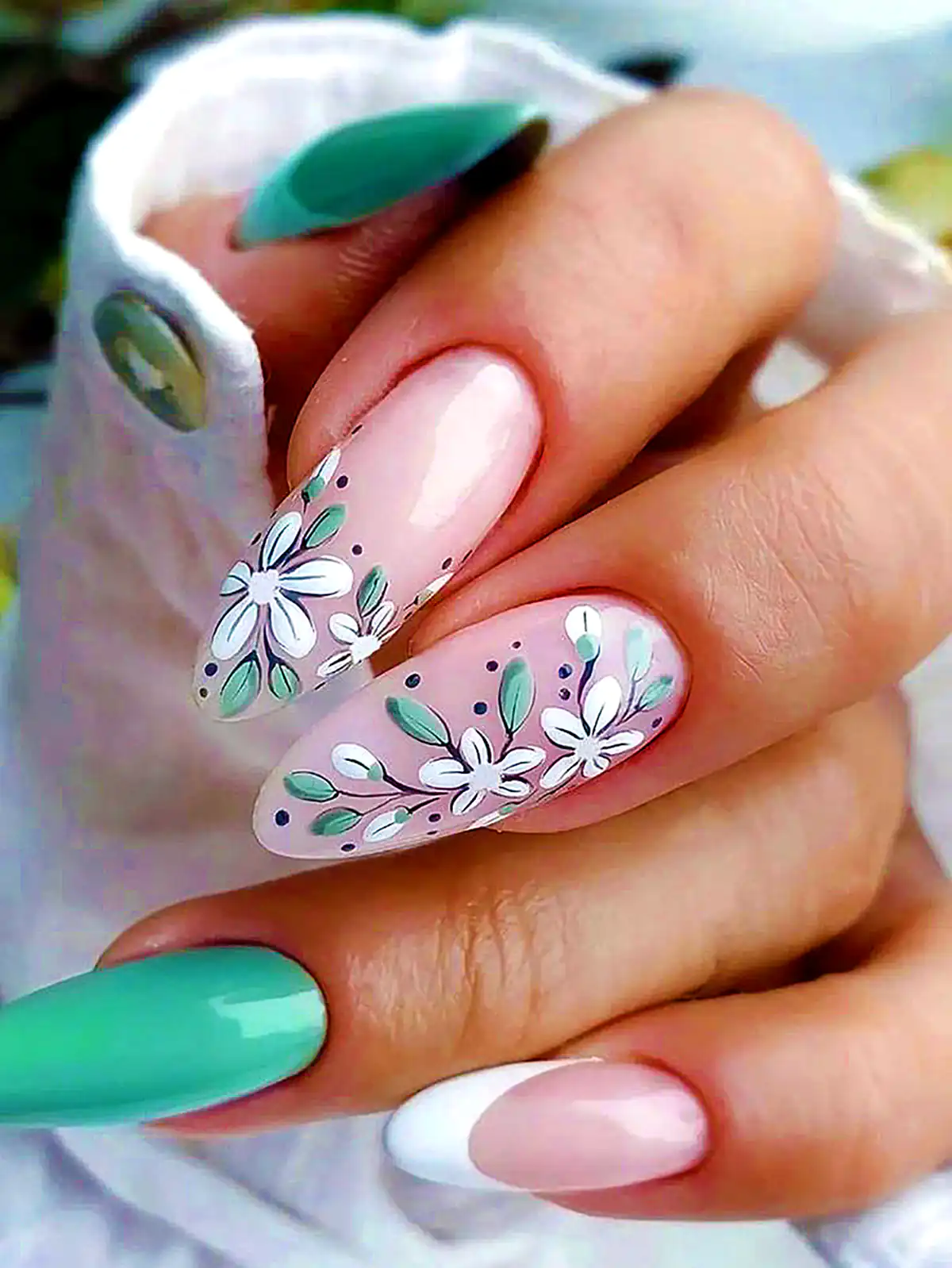 طراحی ناخن سبز مینیمال