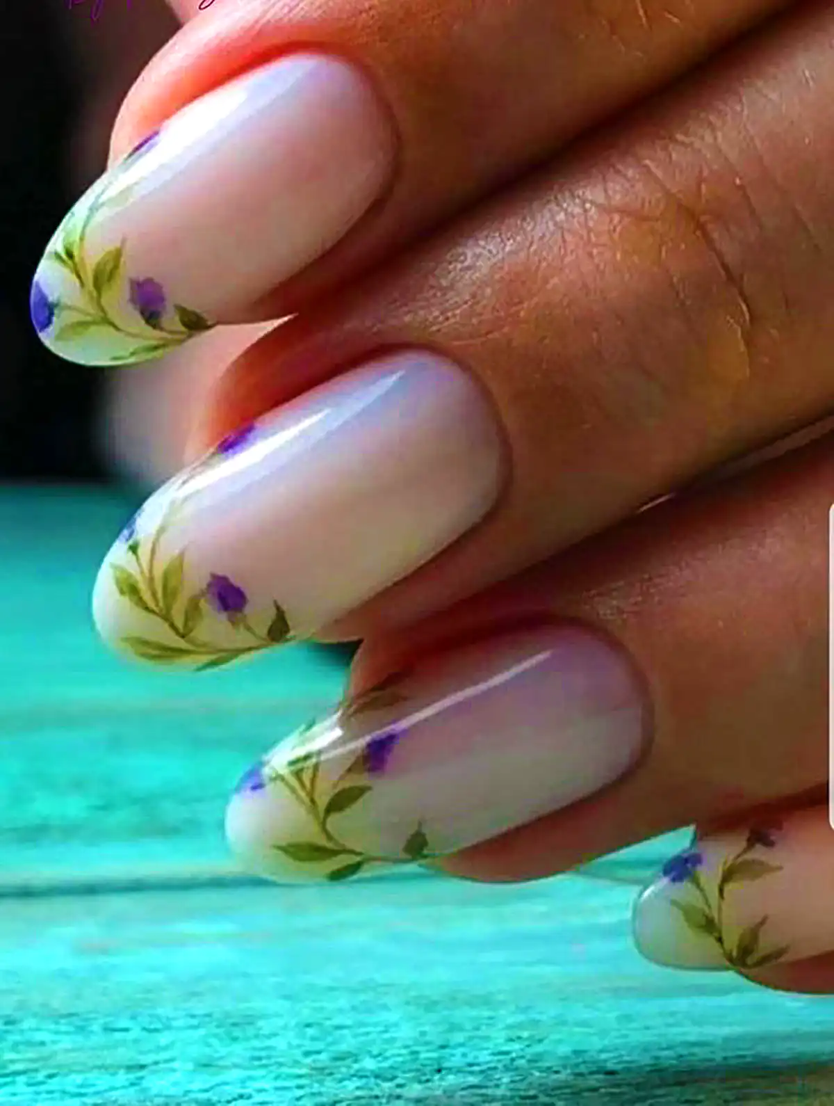 طراحی ناخن سبز مینیمال