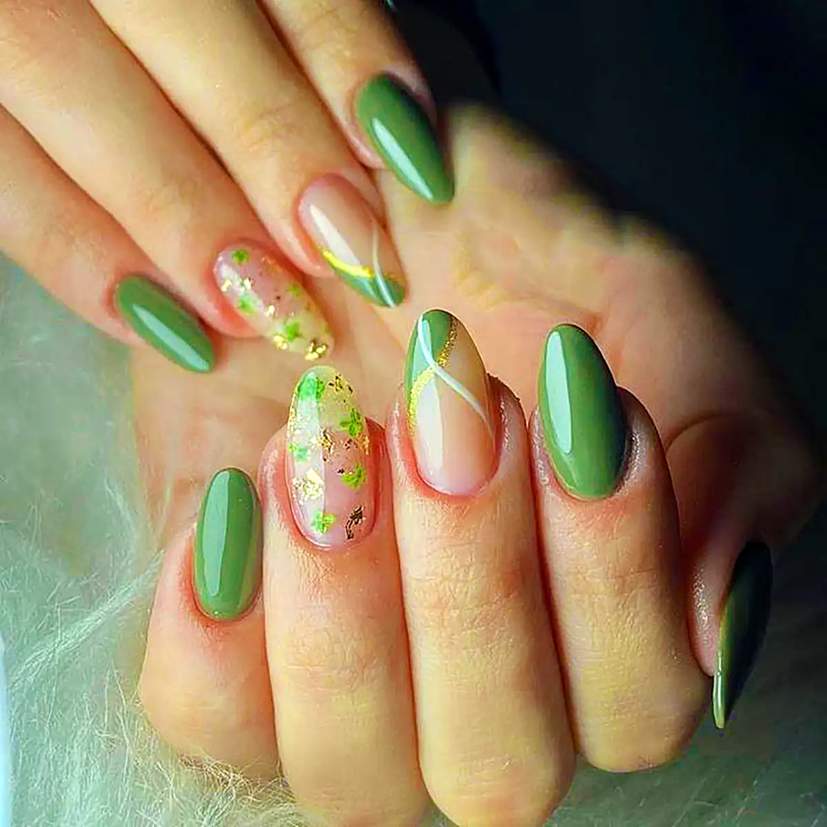 طراحی ناخن سبز مینیمال