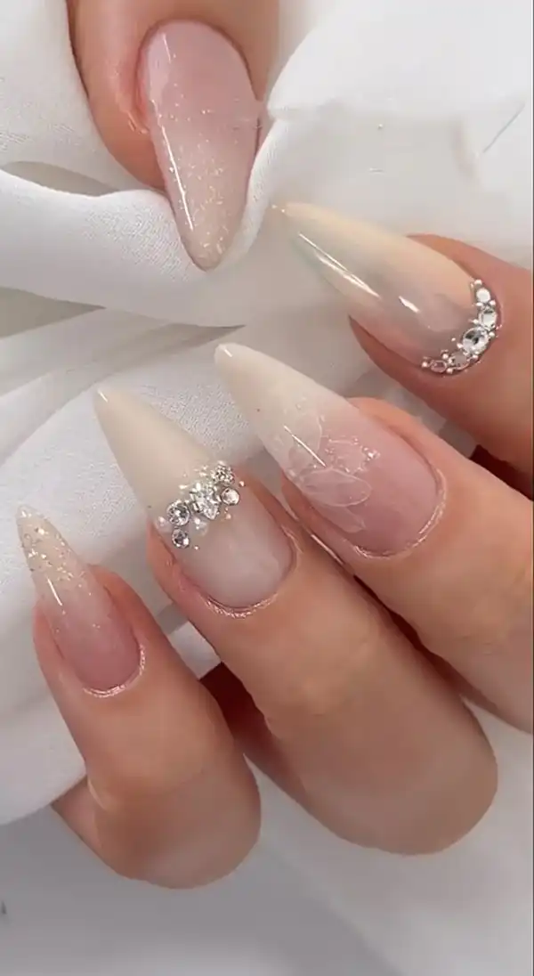 امبره ناخن سفید هلویی + ترکیب سفید و رنگ هلویی یا همون امبره ناخن سفید هلویی اونقدر خاص و منحصربهفرده که واقعاً نمیتونی ازش دل بکنی یه سر به مدلای اینجا بزن ایده بگیری